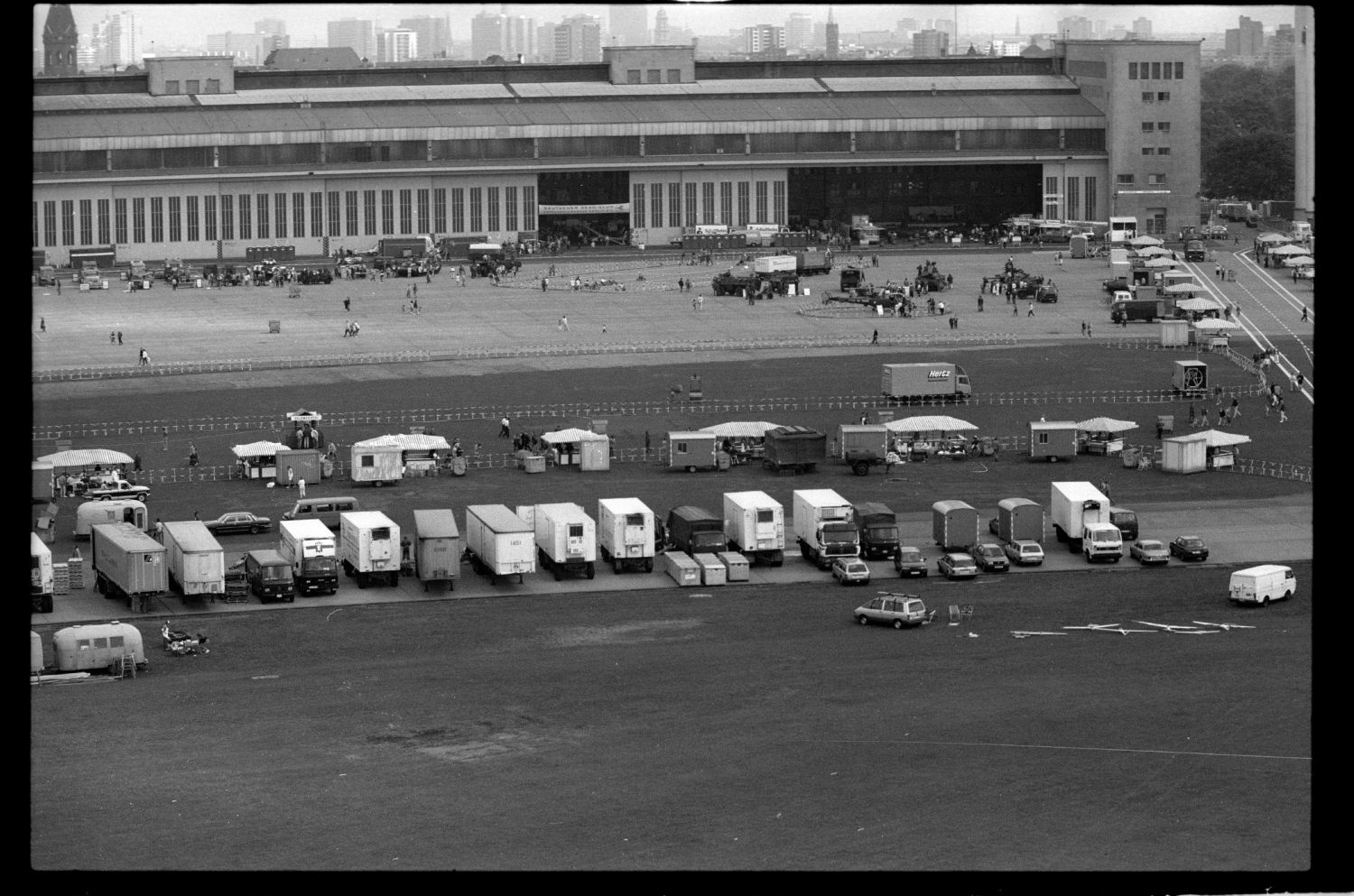 S/w-Fotografie: Tag der offenen Tür auf der Tempelhof Air Base in Berlin-Tempelhof