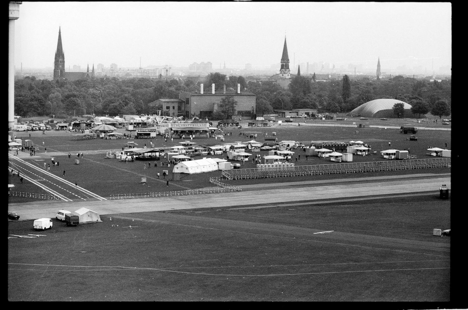 s/w-Fotografie: Tag der offenen Tür auf der Tempelhof Air Base in Berlin-Tempelhof