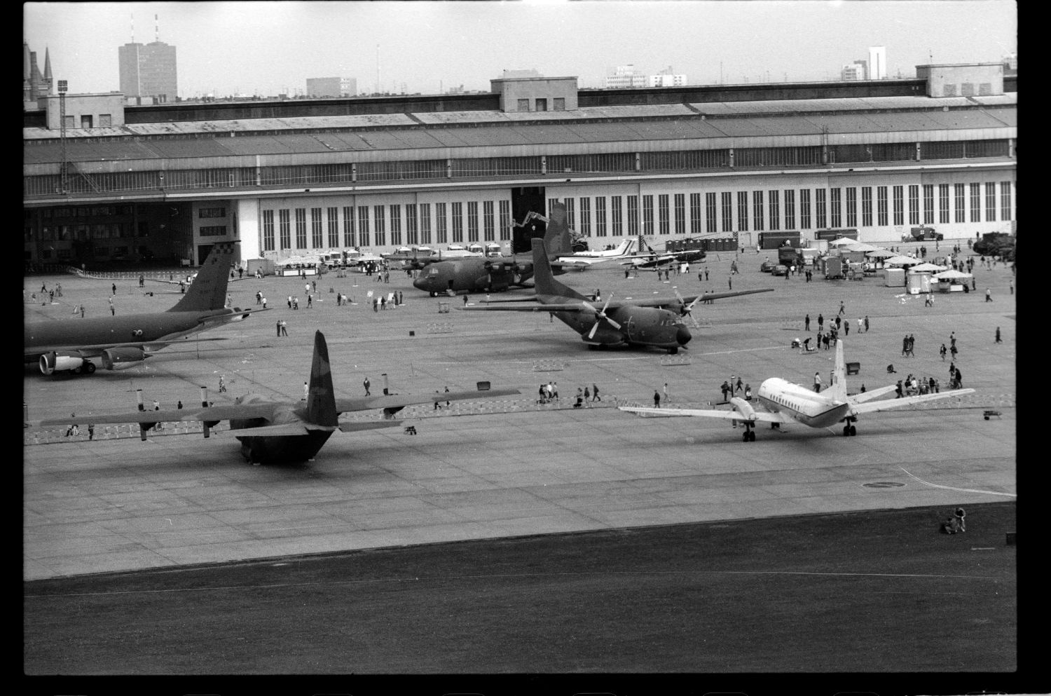 S/w-Fotografie: Tag der offenen Tür auf der Tempelhof Air Base in Berlin-Tempelhof