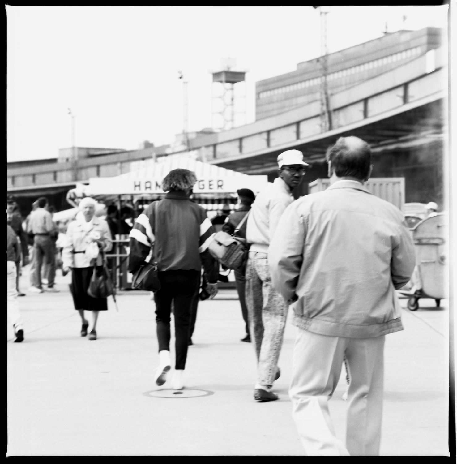 s/w-Fotografie: Tag der offenen Tür auf der Tempelhof Air Base in Berlin-Tempelhof