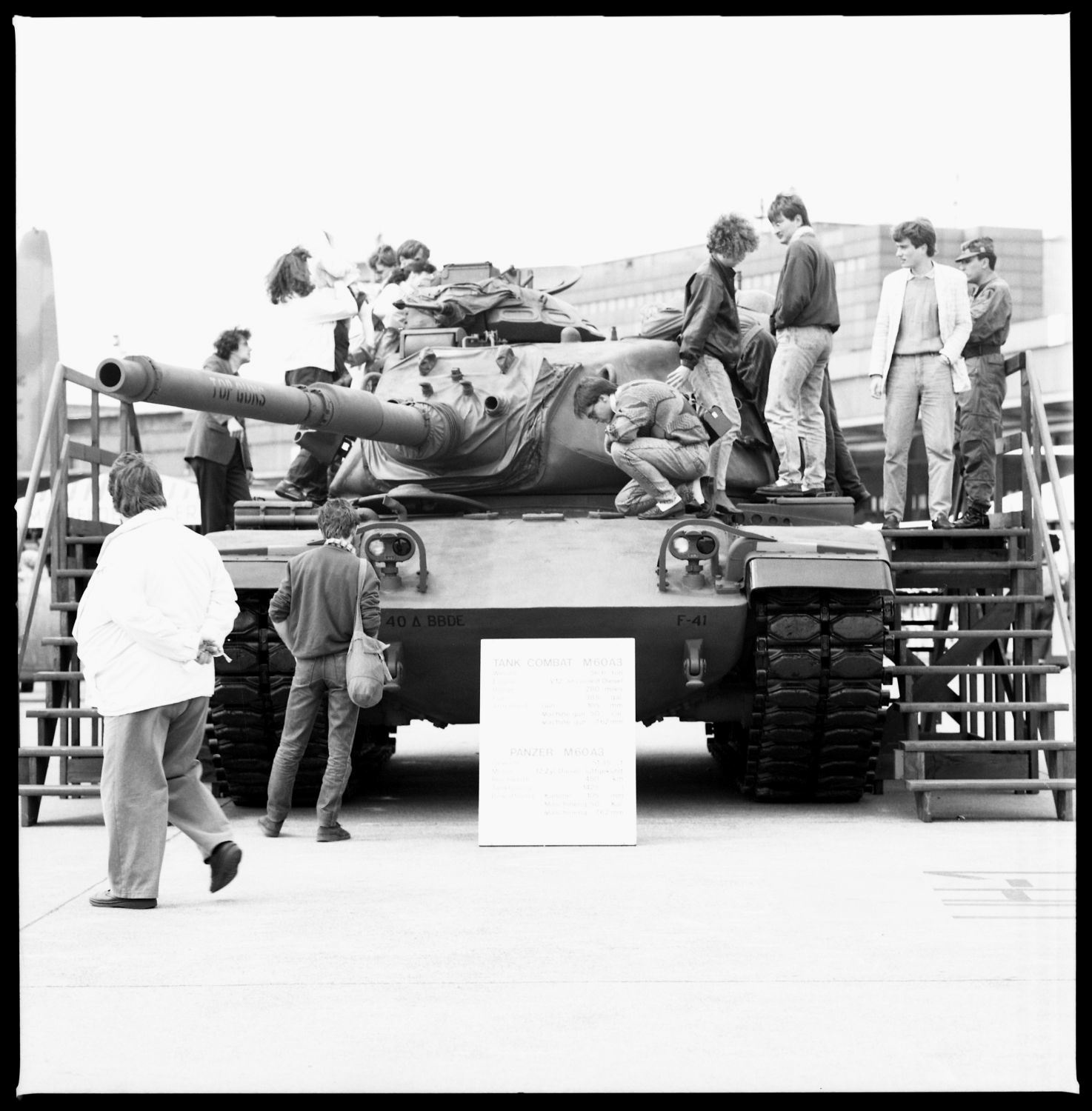 S/w-Fotografie: Tag der offenen Tür auf der Tempelhof Air Base in Berlin-Tempelhof