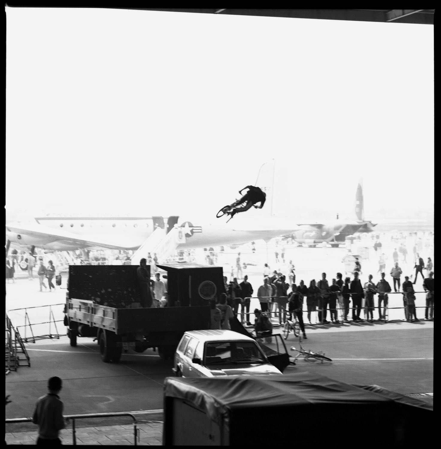 S/w-Fotografie: Tag der offenen Tür auf der Tempelhof Air Base in Berlin-Tempelhof