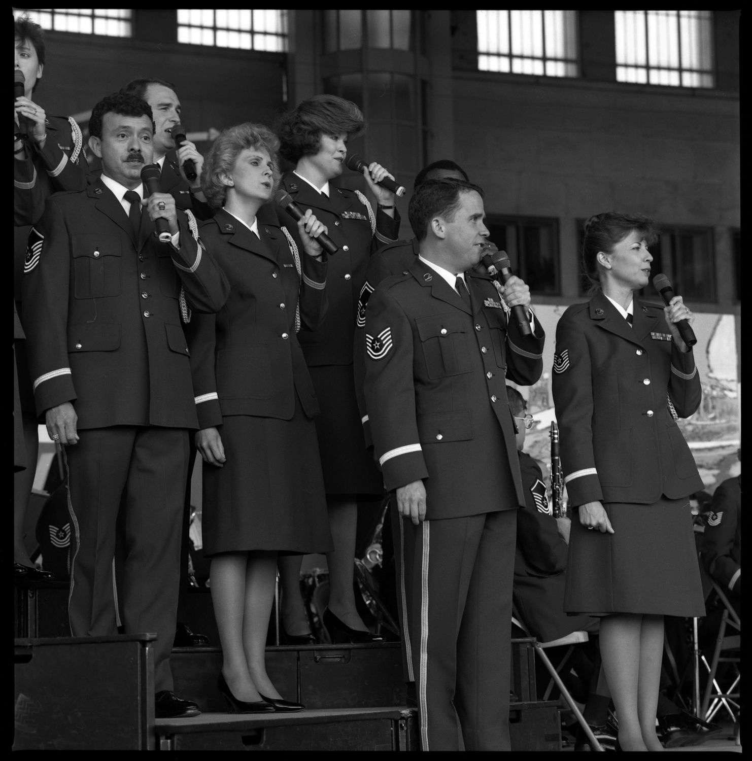 S/w-Fotografie: Tag der offenen Tür auf der Tempelhof Air Base in Berlin-Tempelhof