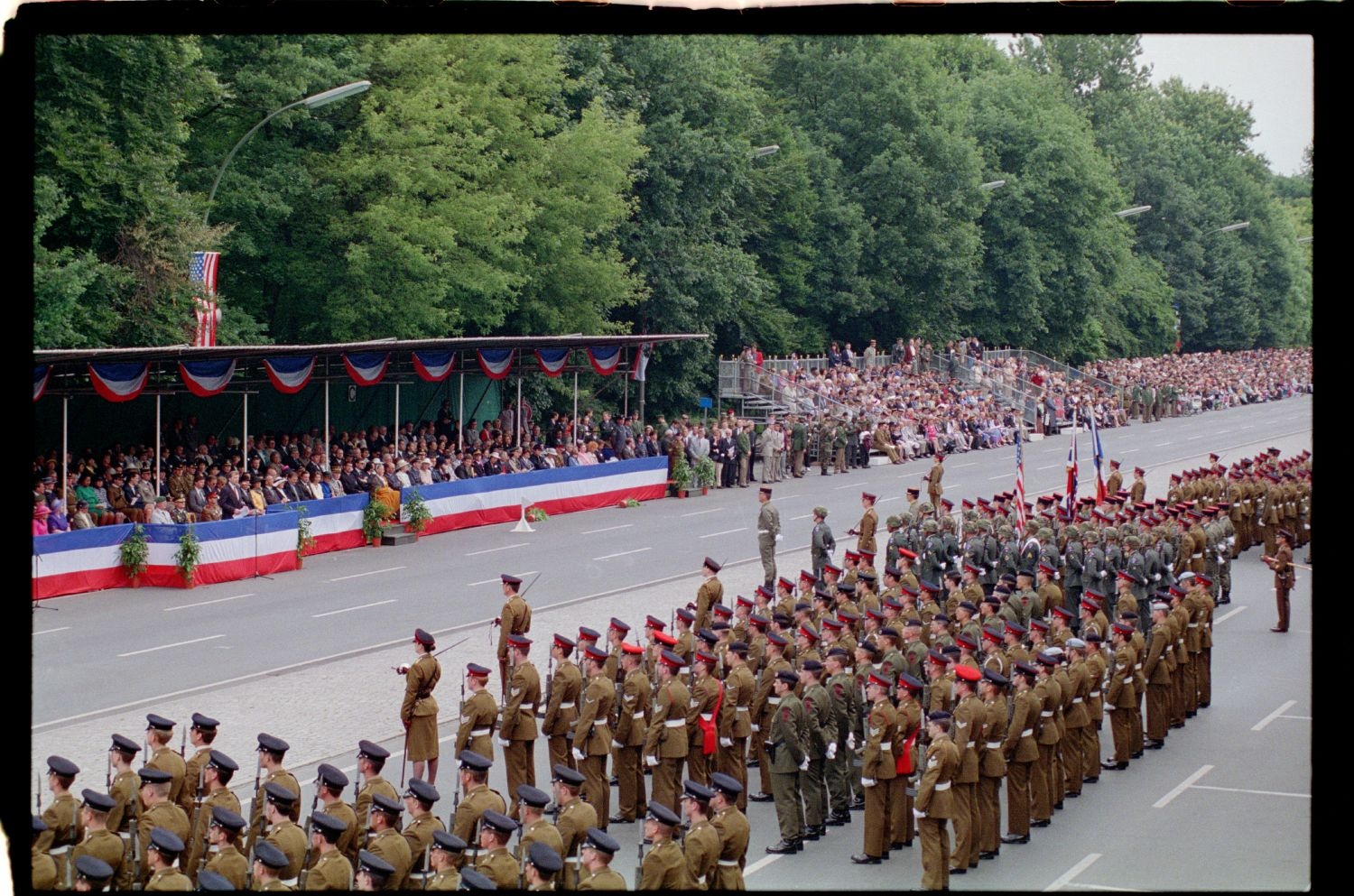 Fotografie: Allied Parade in Berlin-Tiergarten