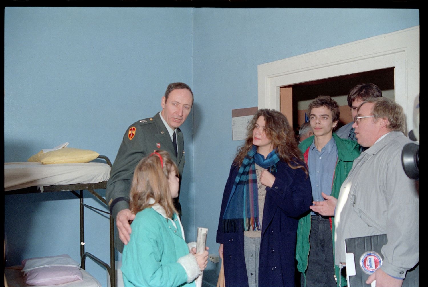 Fotografie: US-Stadtkommandant Raymond E. Haddock eröffnet eine Flüchtlingsunterkunft in den Roosevelt Barracks in Berlin-Lichterfelde