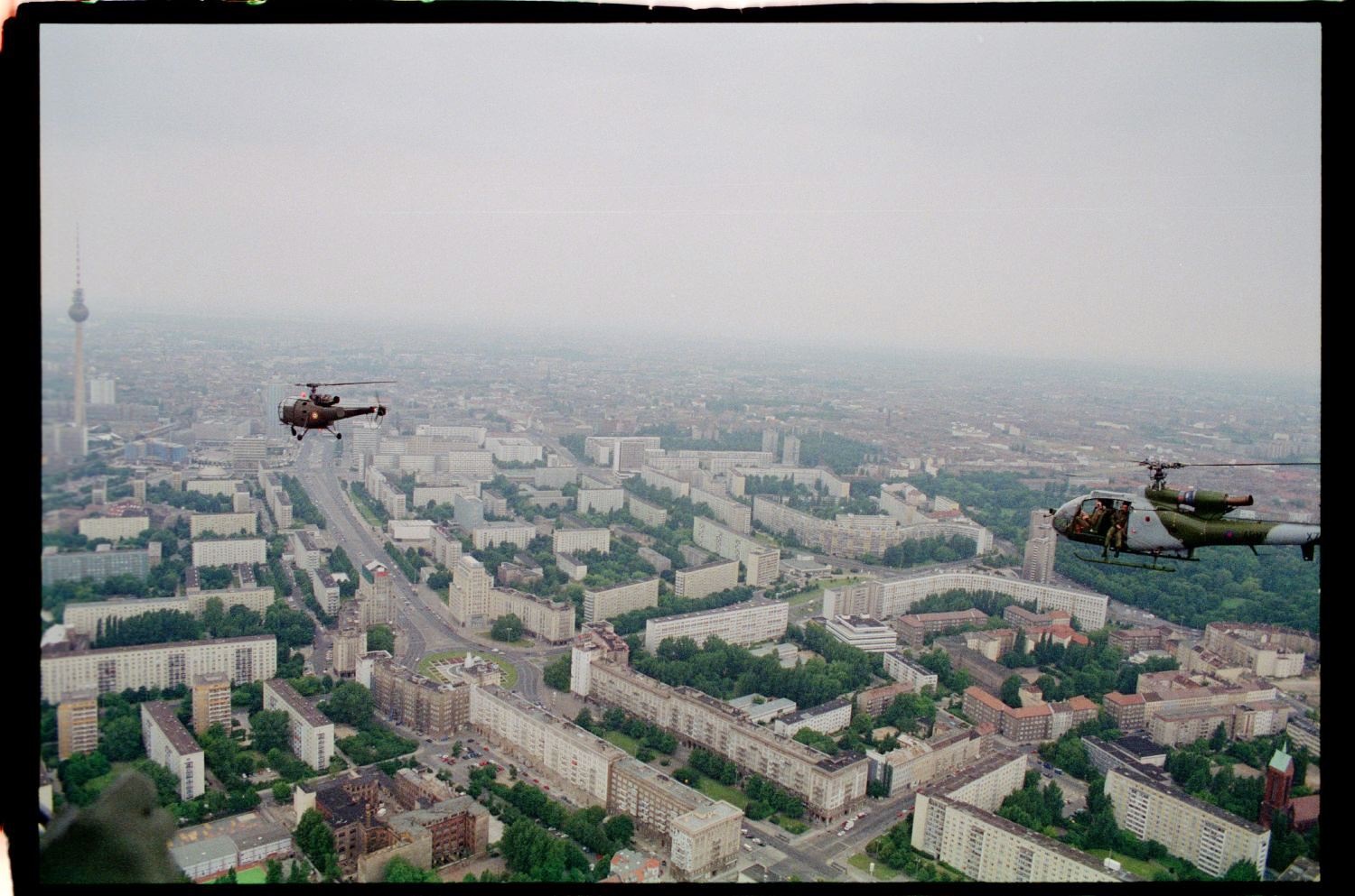 Fotografie: Übungsflug von alliierten Hubschraubern in Berlin