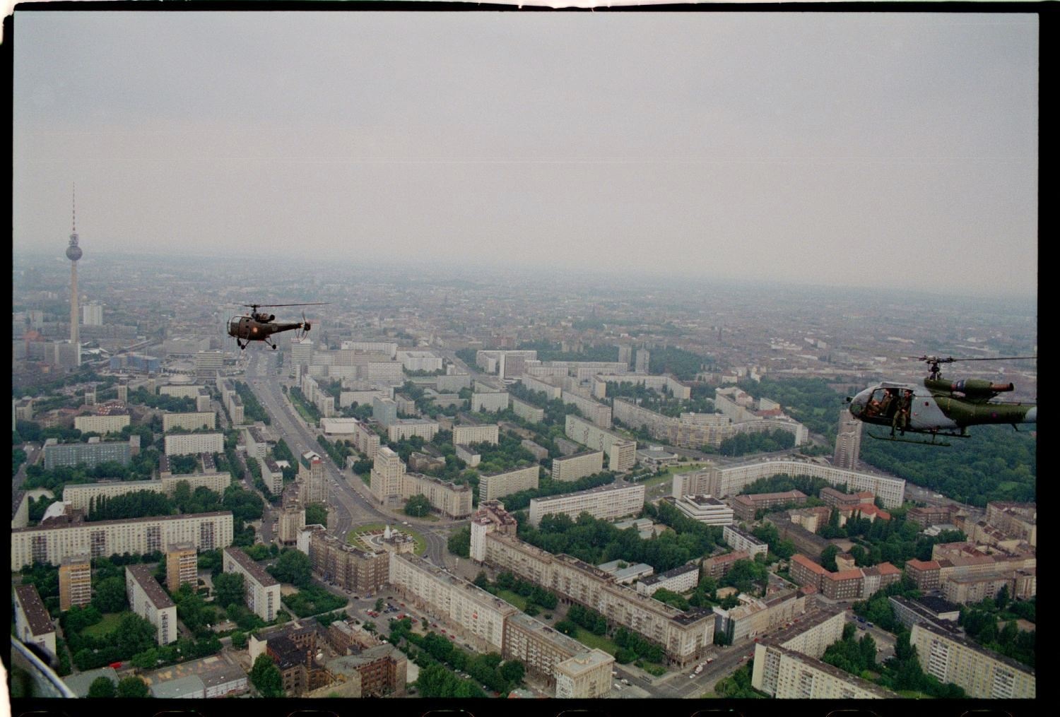 Fotografie: Übungsflug von alliierten Hubschraubern in Berlin