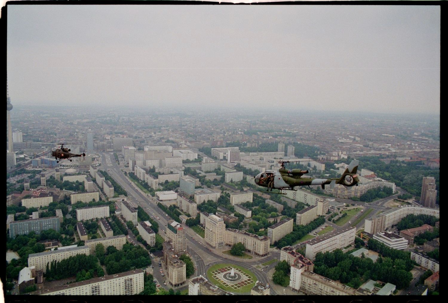 Fotografie: Übungsflug von alliierten Hubschraubern in Berlin