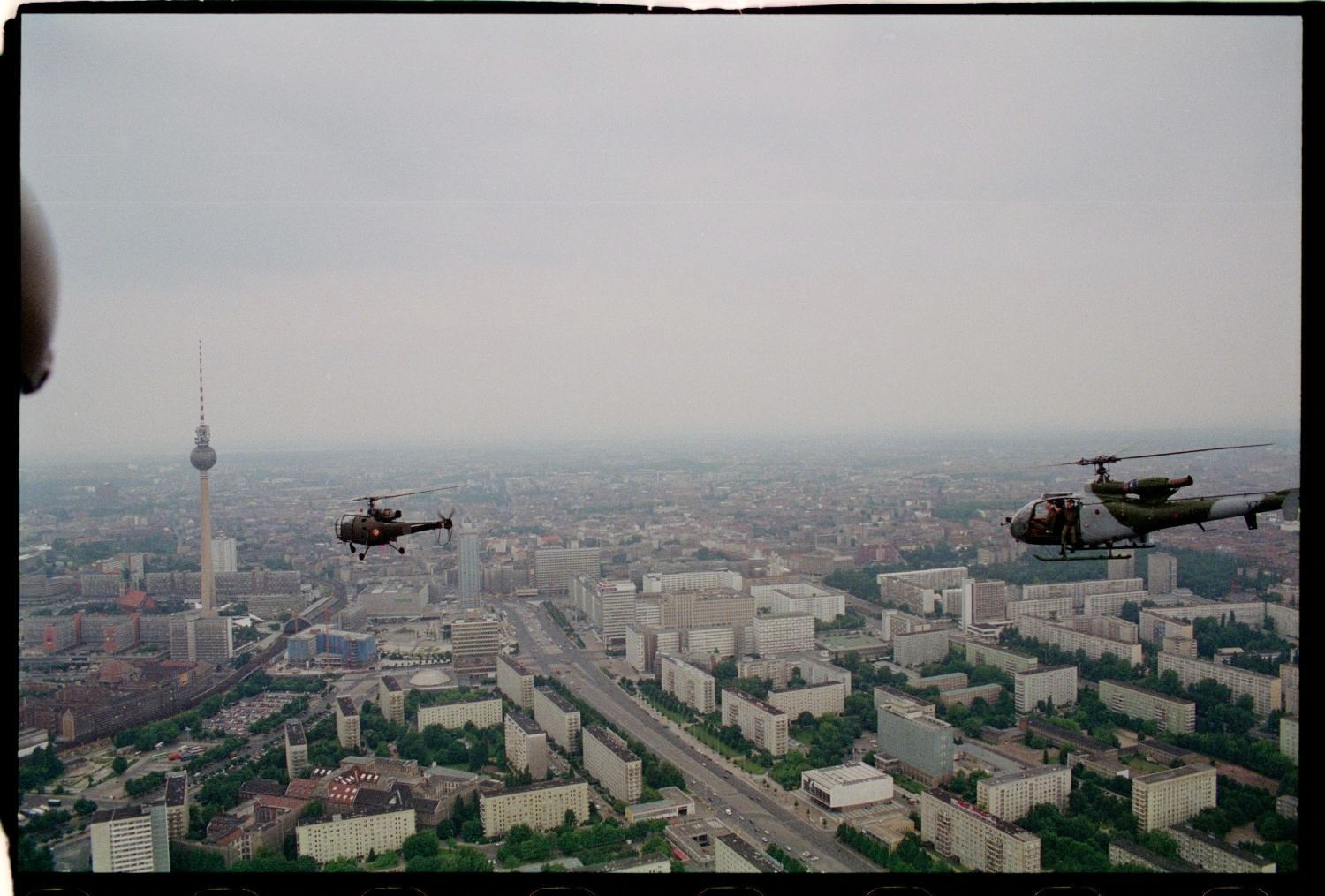 Fotografie: Übungsflug von alliierten Hubschraubern in Berlin