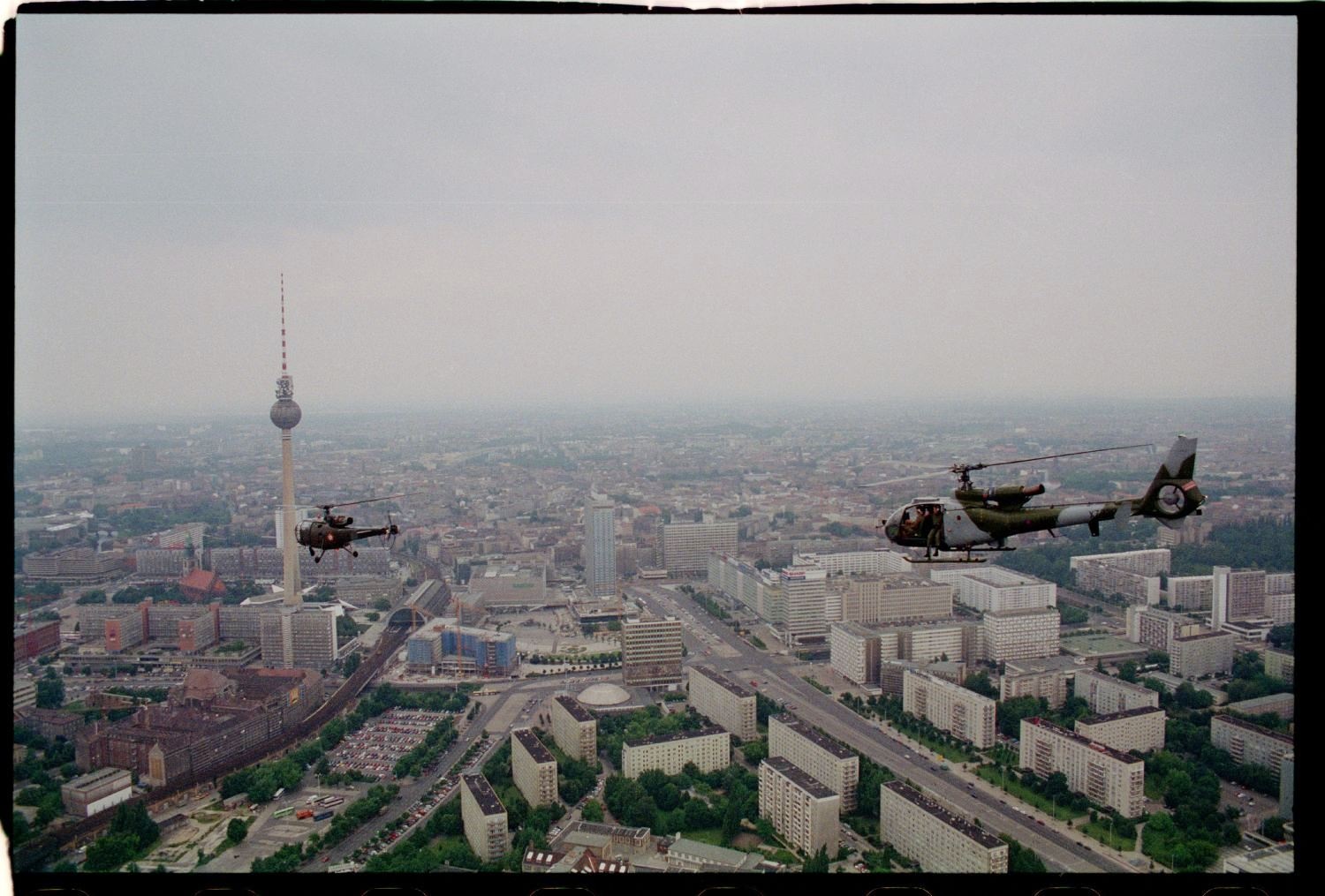 Fotografie: Übungsflug von alliierten Hubschraubern in Berlin