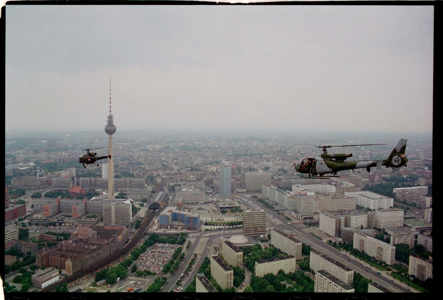 Fotografie: Übungsflug von alliierten Hubschraubern in Berlin