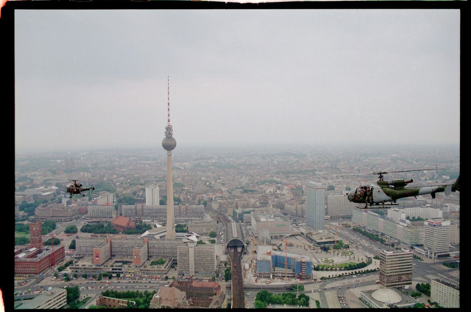 Fotografie: Übungsflug von alliierten Hubschraubern in Berlin