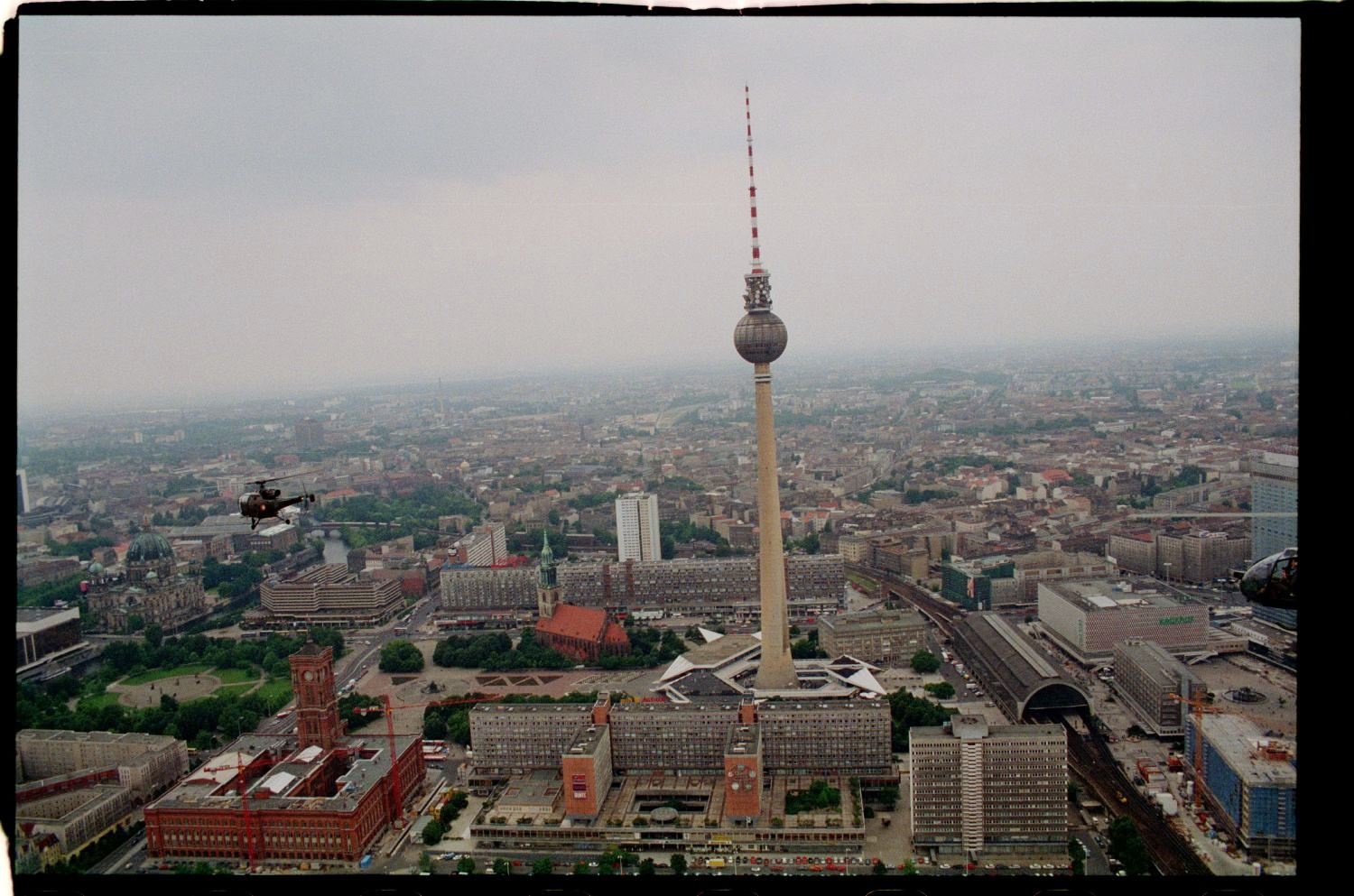 Fotografie: Übungsflug von alliierten Hubschraubern in Berlin