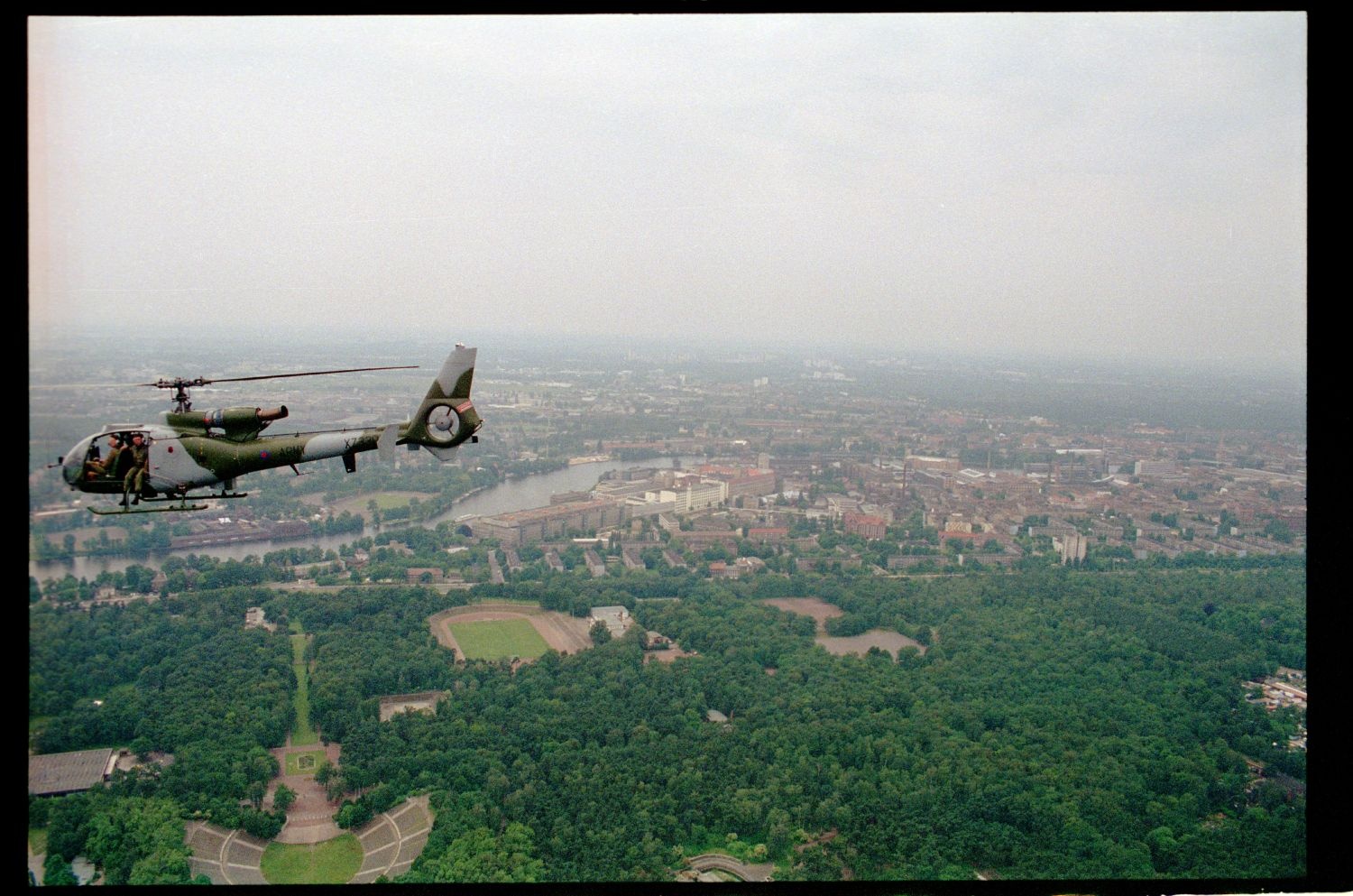 Fotografie: Übungsflug von alliierten Hubschraubern in Berlin