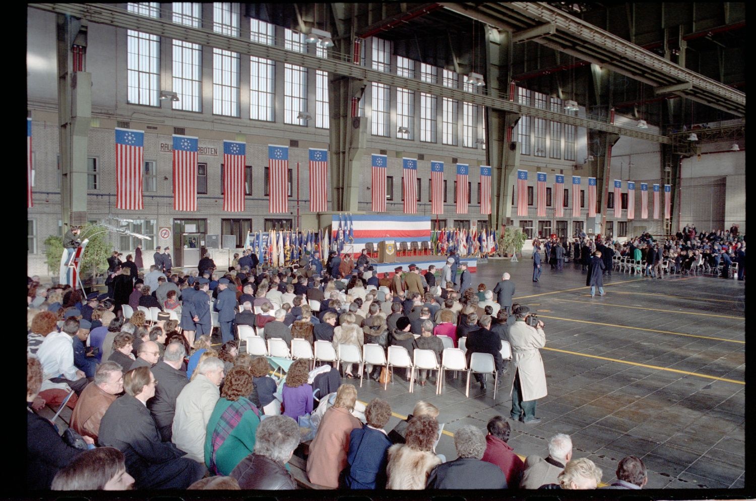 Fotografie: Offizieller Akt zur Schließung der Tempelhof Air Base in Berlin-Tempelhof