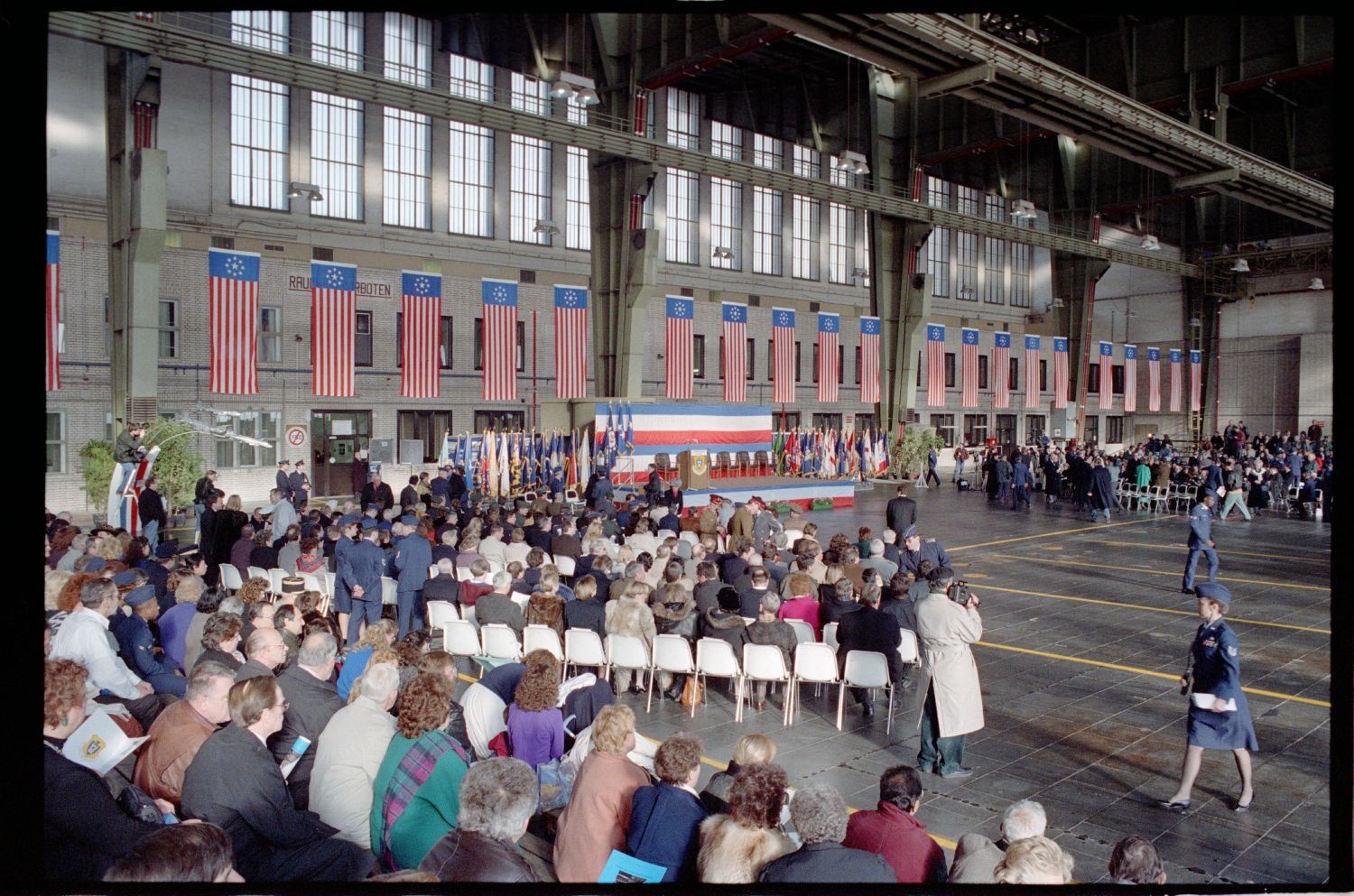 Fotografie: Offizieller Akt zur Schließung der Tempelhof Air Base in Berlin-Tempelhof