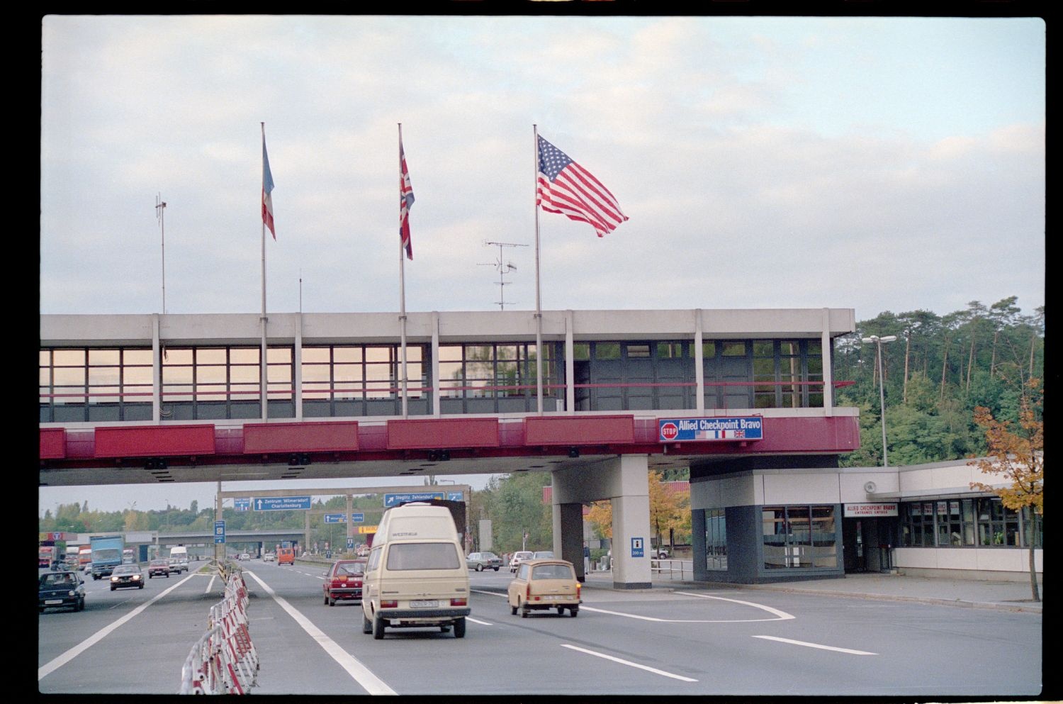 Fotografie: Schließung des Allied Checkpoint Bravo in Berlin-Zehlendorf