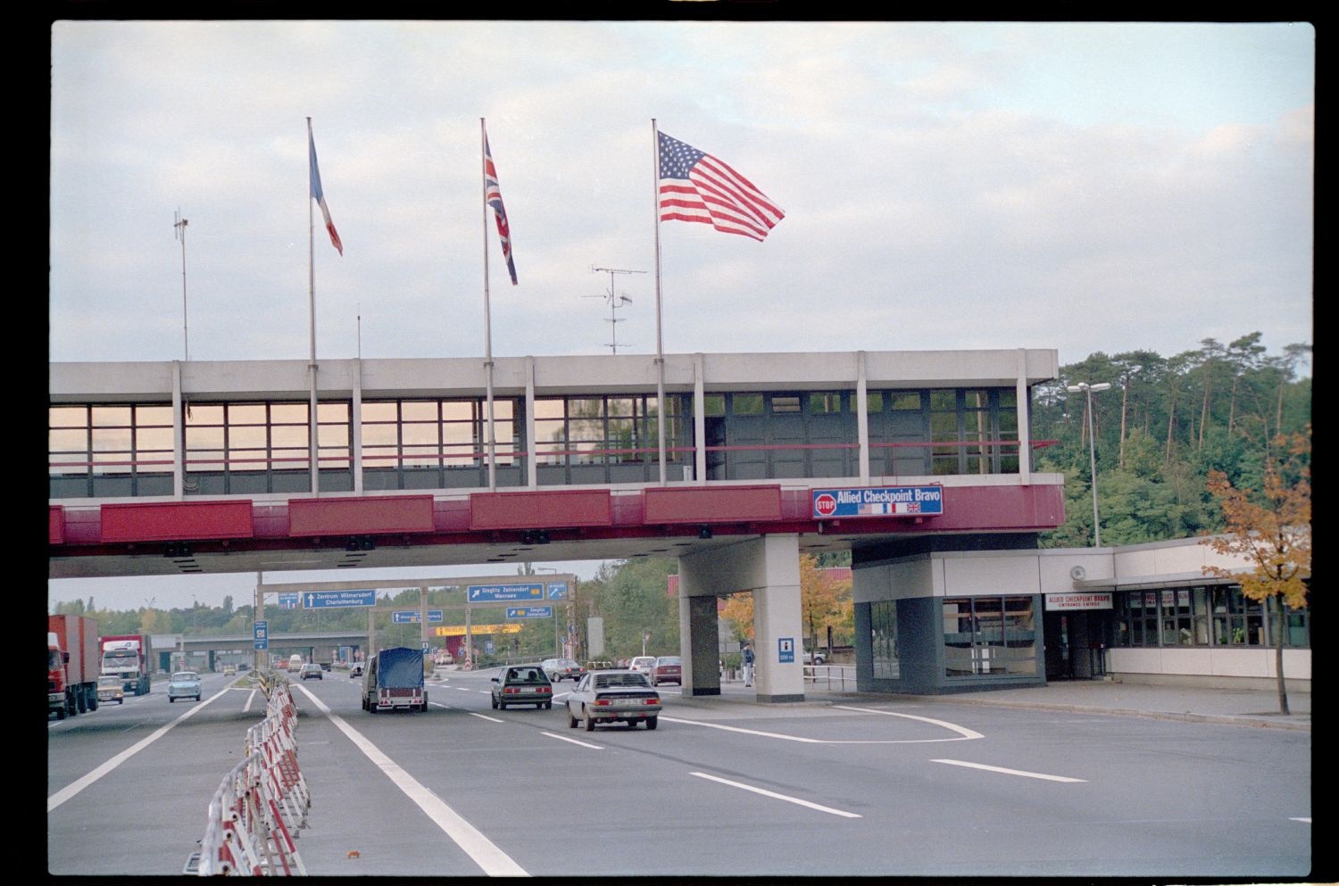 Fotografie: Schließung des Allied Checkpoint Bravo in Berlin-Zehlendorf