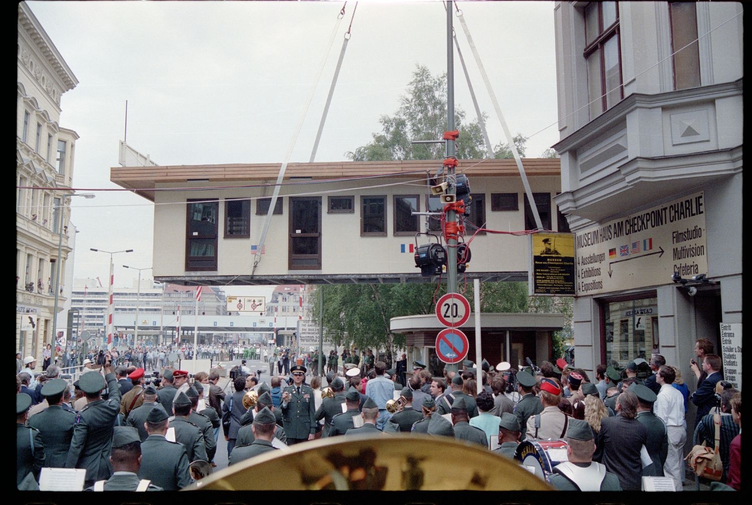 Fotografie: Abbau des Alliierten Kontrollhäuschens vom Checkpoint Charlie in Berlin-Kreuzberg