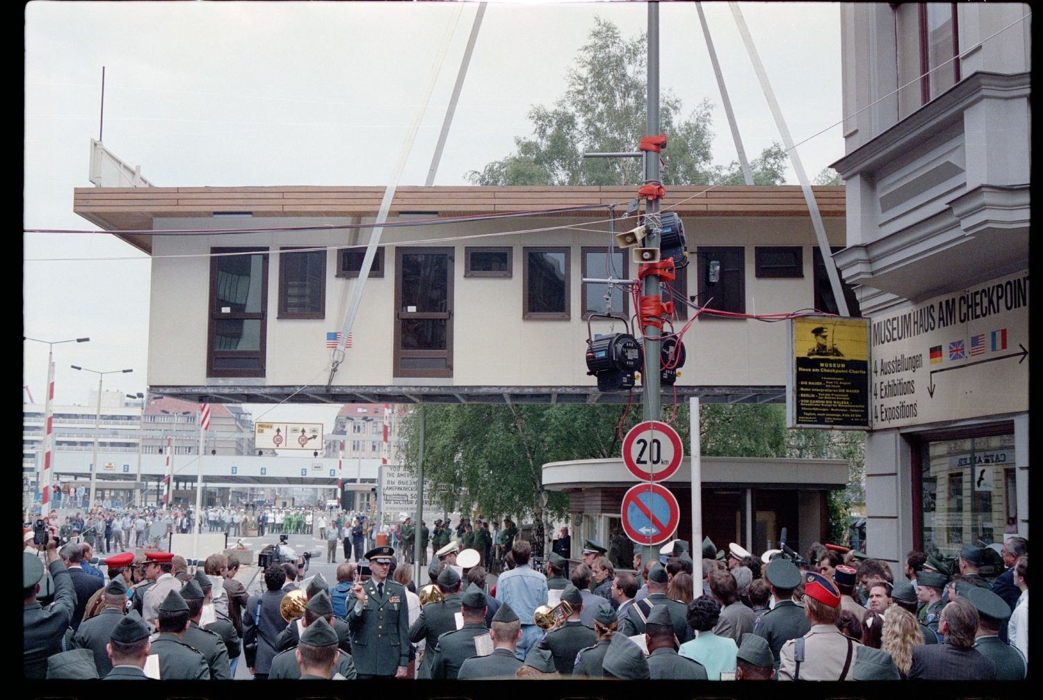 Fotografie: Abbau des Alliierten Kontrollhäuschens vom Checkpoint Charlie in Berlin-Kreuzberg