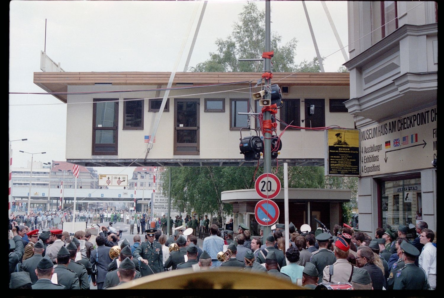 Fotografie: Abbau des Alliierten Kontrollhäuschens vom Checkpoint Charlie in Berlin-Kreuzberg