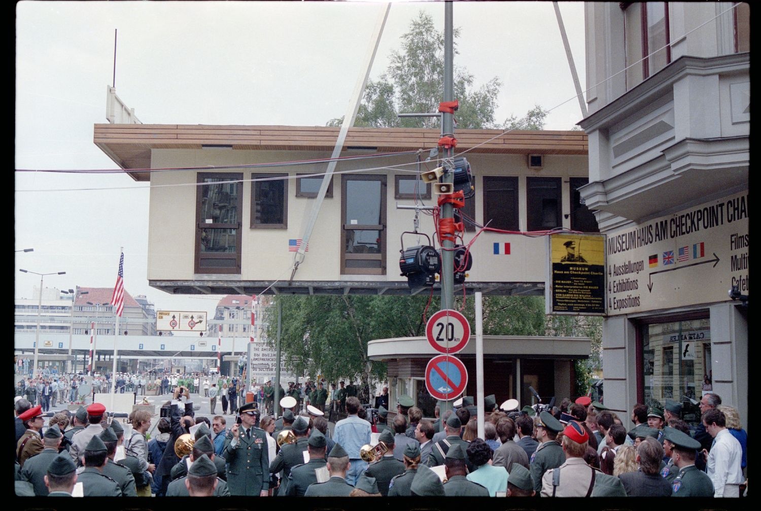 Fotografie: Abbau des Alliierten Kontrollhäuschens vom Checkpoint Charlie in Berlin-Kreuzberg