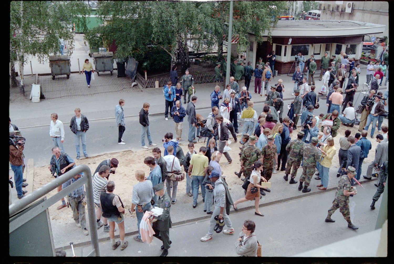 Fotografie: Abbau des Alliierten Kontrollhäuschens vom Checkpoint Charlie in Berlin-Kreuzberg