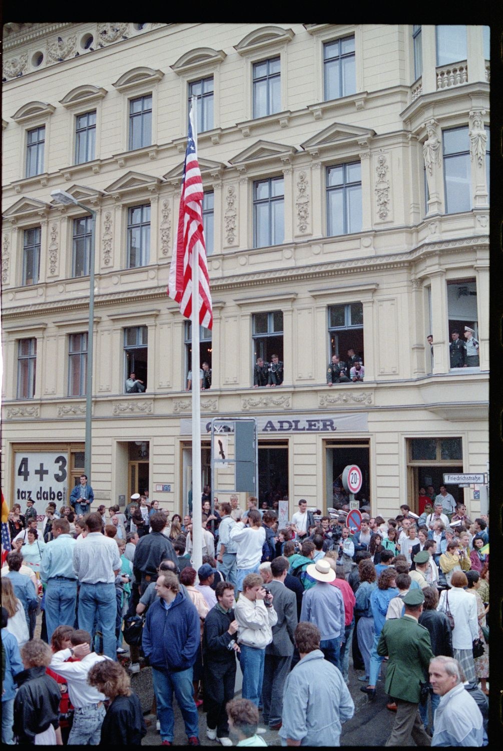 Fotografie: Abbau des Alliierten Kontrollhäuschens vom Checkpoint Charlie in Berlin-Kreuzberg