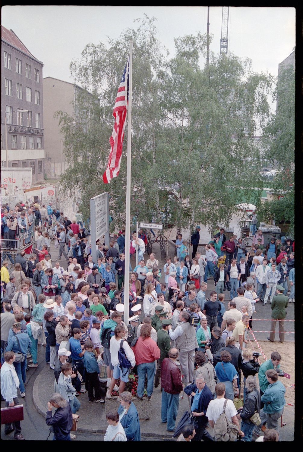 Fotografie: Abbau des Alliierten Kontrollhäuschens vom Checkpoint Charlie in Berlin-Kreuzberg