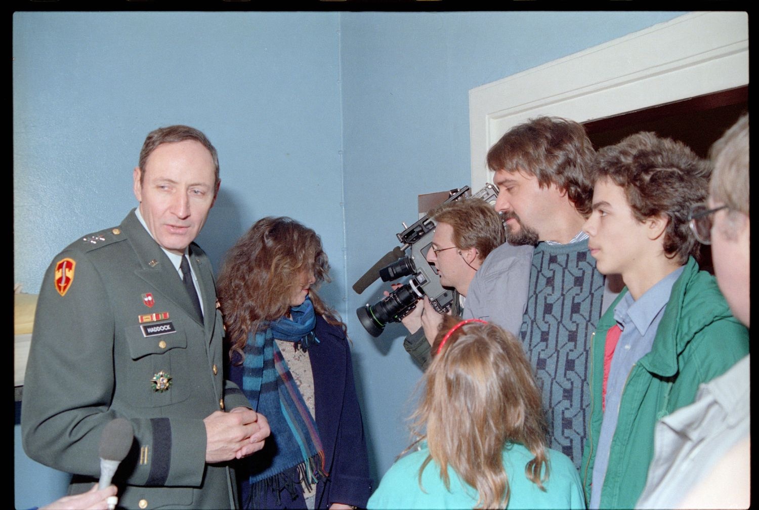 Fotografie: US-Stadtkommandant Raymond E. Haddock eröffnet eine Flüchtlingsunterkunft in den Roosevelt Barracks in Berlin-Lichterfelde