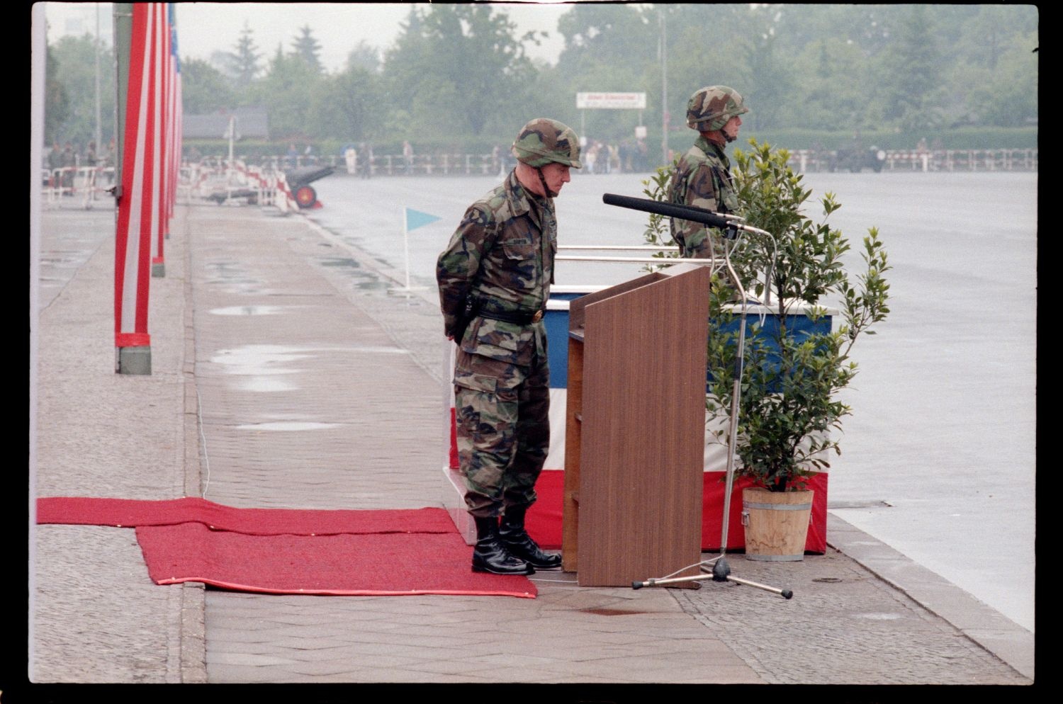 Fotografie: Kommandoübergabe von Brigadier General Thomas N. Griffin Jr., Commander Berlin Brigade, an Brigadier General Jack D. Woodall