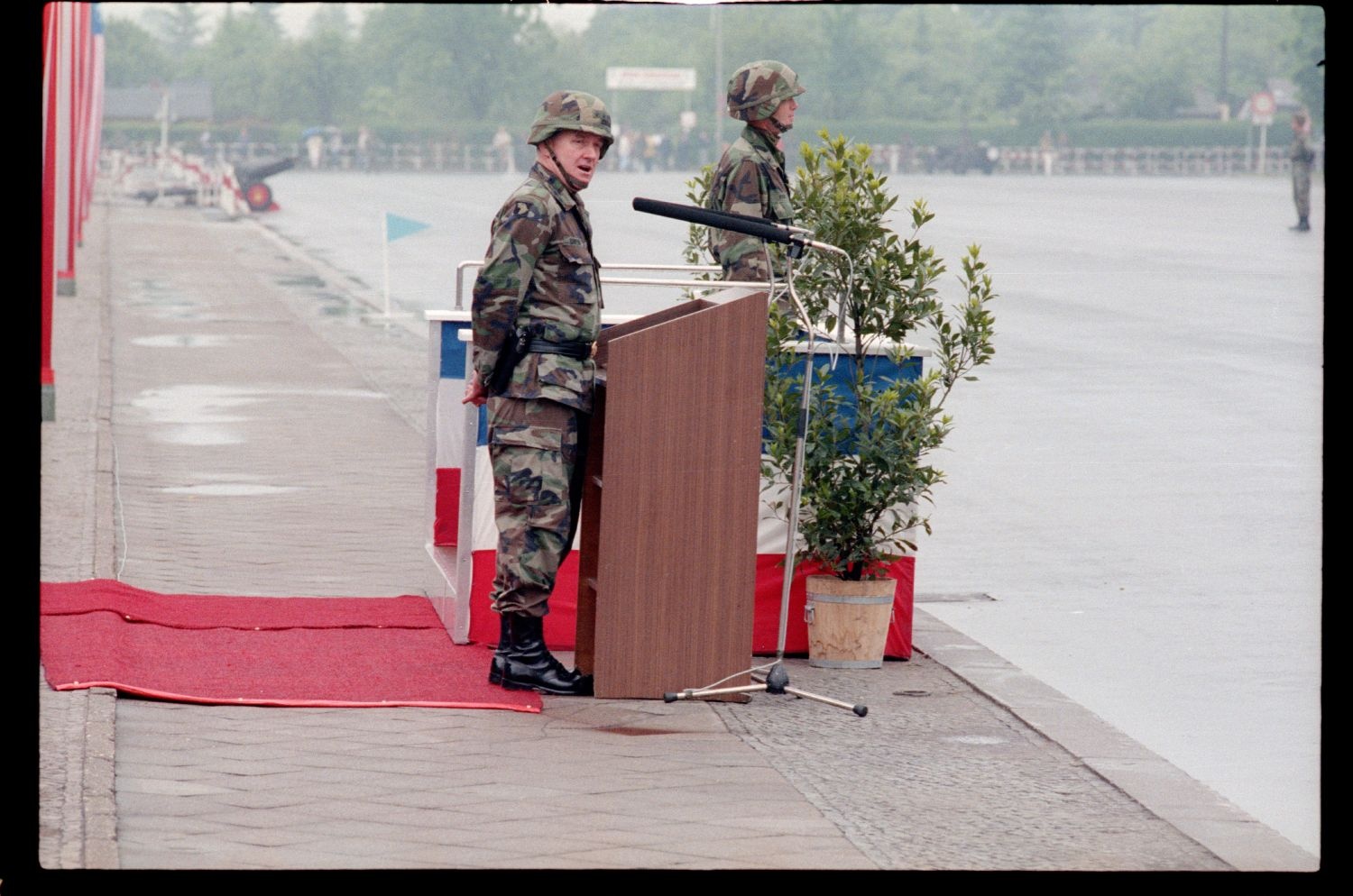 Fotografie: Kommandoübergabe von Brigadier General Thomas N. Griffin Jr., Commander Berlin Brigade, an Brigadier General Jack D. Woodall