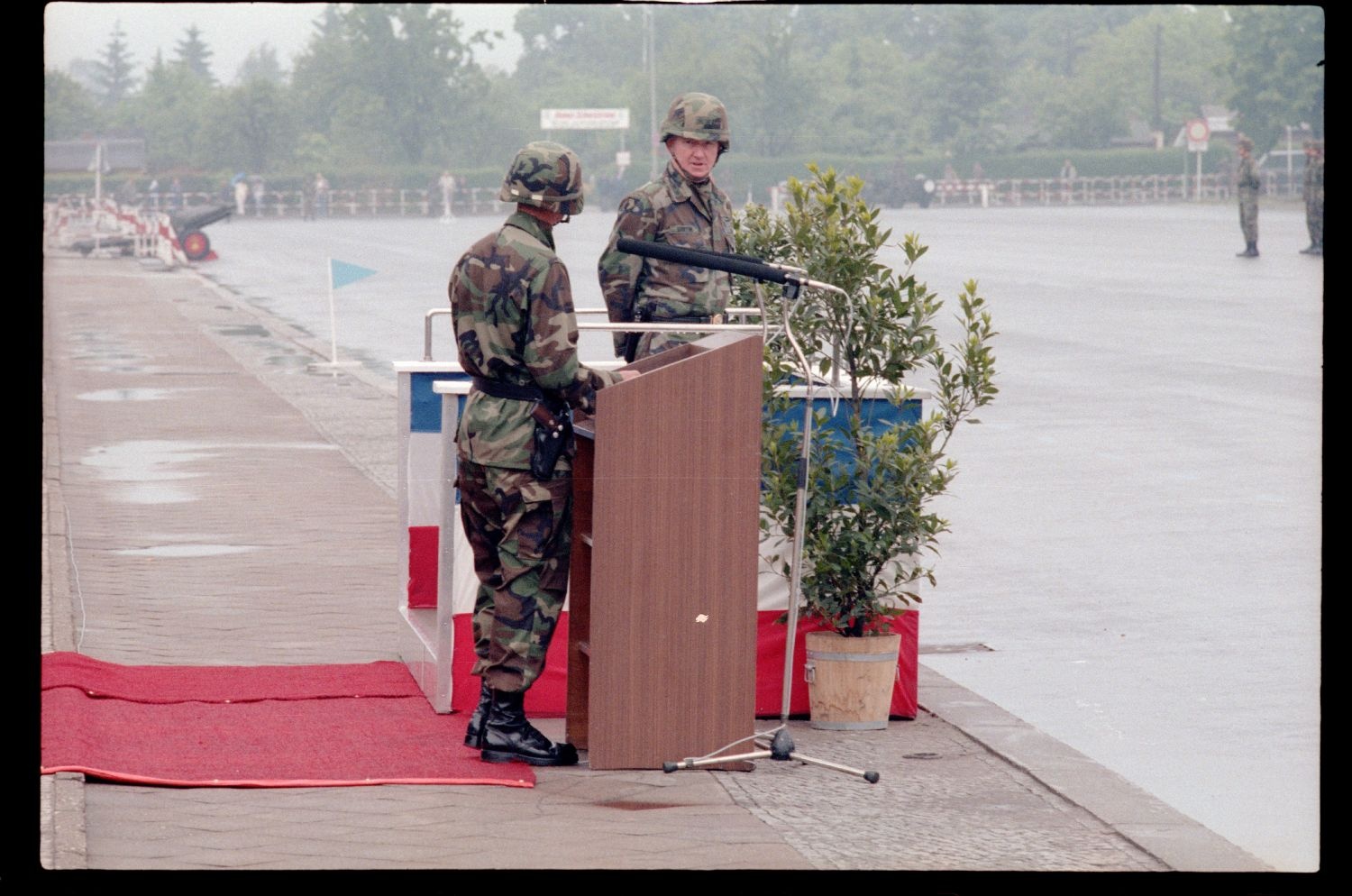 Fotografie: Kommandoübergabe von Brigadier General Thomas N. Griffin Jr., Commander Berlin Brigade, an Brigadier General Jack D. Woodall