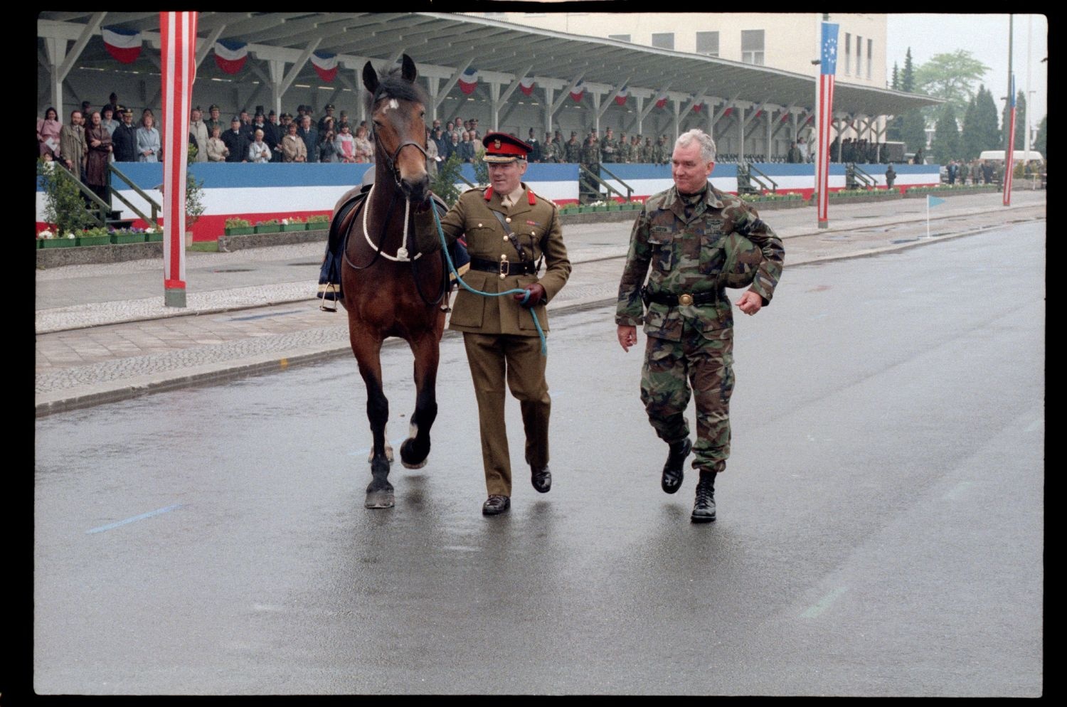 Fotografie: Kommandoübergabe von Brigadier General Thomas N. Griffin Jr., Commander Berlin Brigade, an Brigadier General Jack D. Woodall