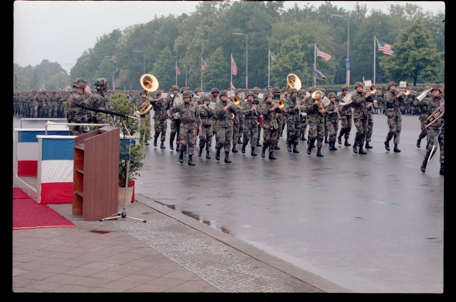 Fotografie: Kommandoübergabe von Brigadier General Thomas N. Griffin Jr., Commander Berlin Brigade, an Brigadier General Jack D. Woodall