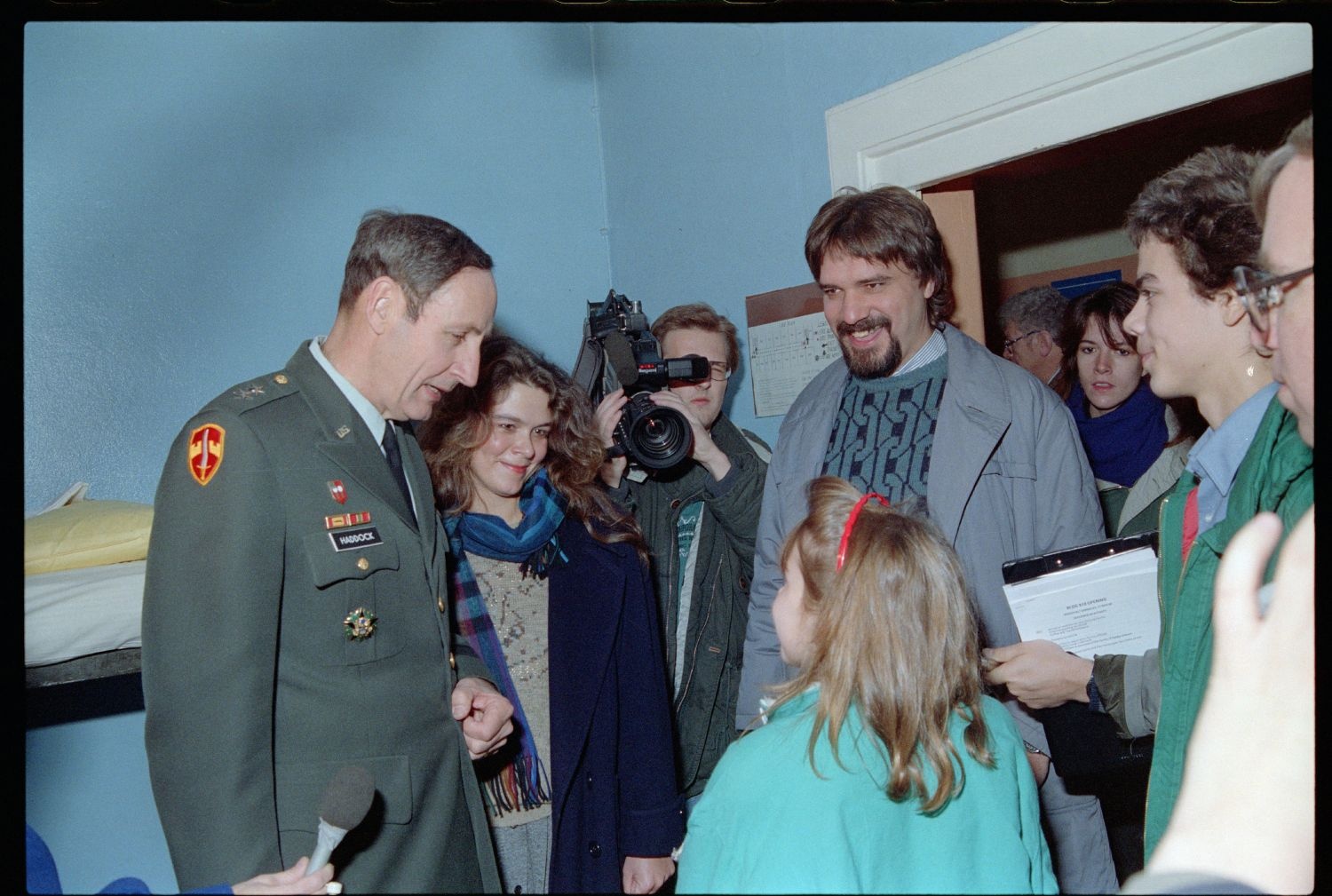 Fotografie: US-Stadtkommandant Raymond E. Haddock eröffnet eine Flüchtlingsunterkunft in den Roosevelt Barracks in Berlin-Lichterfelde