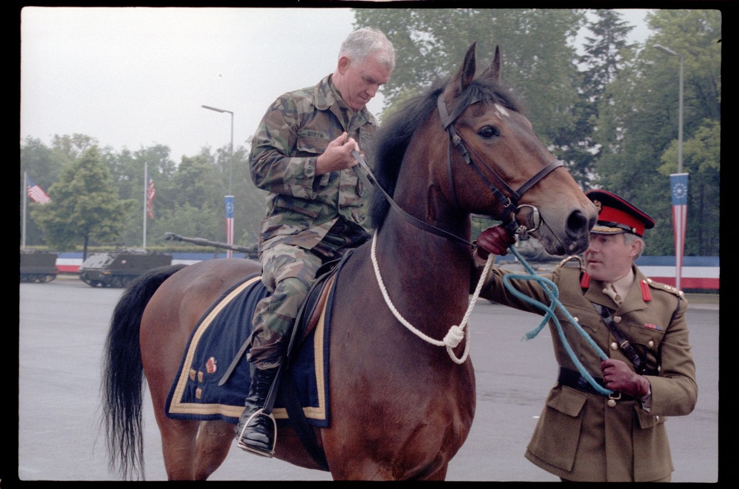 Fotografie: Kommandoübergabe von Brigadier General Thomas N. Griffin Jr., Commander Berlin Brigade, an Brigadier General Jack D. Woodall