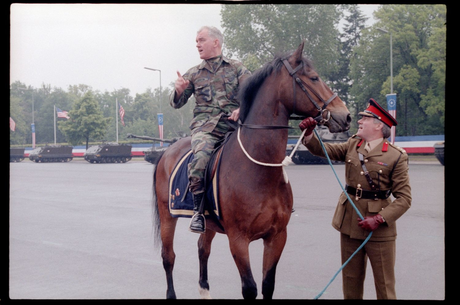 Fotografie: Kommandoübergabe von Brigadier General Thomas N. Griffin Jr., Commander Berlin Brigade, an Brigadier General Jack D. Woodall