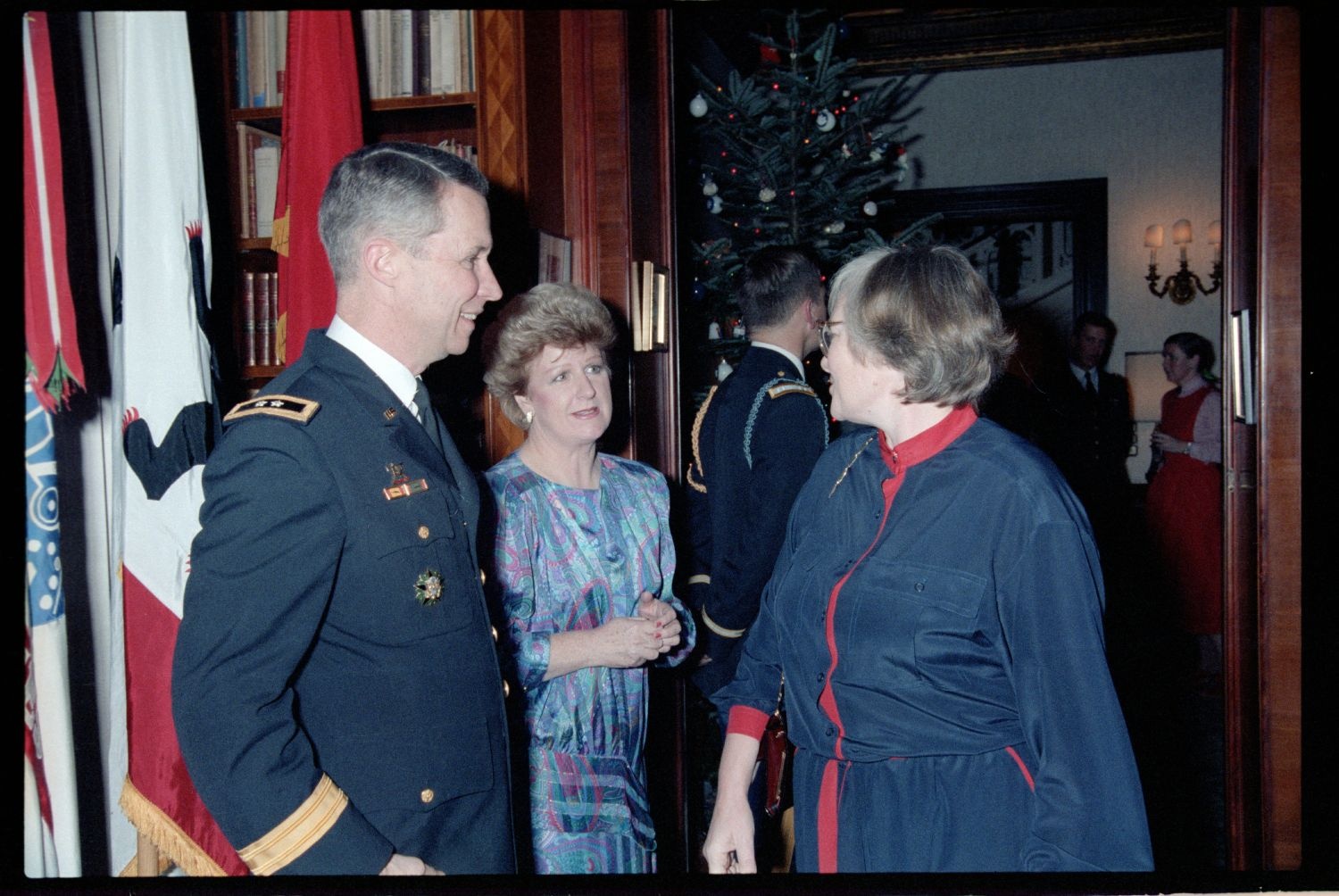 Fotografie: Weihnachtsempfang bei US-Stadtkommandant Major General John H. Mitchell in seiner Residenz in Berlin-Dahlem