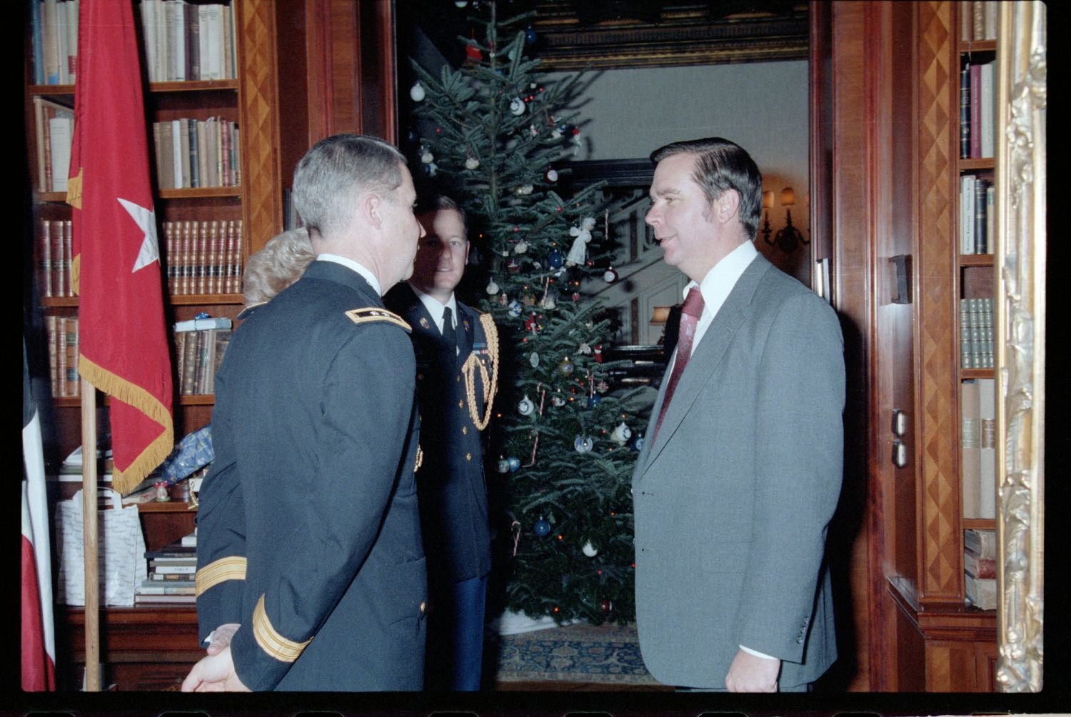 Fotografie: Weihnachtsempfang bei US-Stadtkommandant Major General John H. Mitchell in seiner Residenz in Berlin-Dahlem