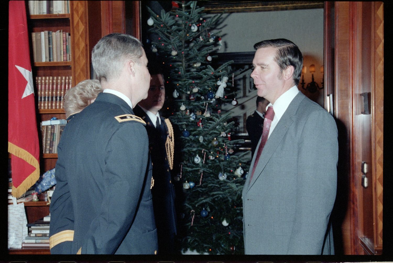 Fotografie: Weihnachtsempfang bei US-Stadtkommandant Major General John H. Mitchell in seiner Residenz in Berlin-Dahlem