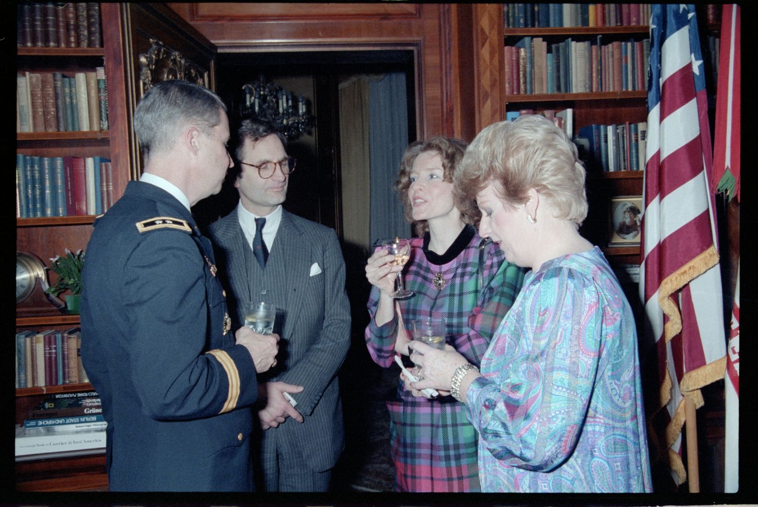 Fotografie: Weihnachtsempfang bei US-Stadtkommandant Major General John H. Mitchell in seiner Residenz in Berlin-Dahlem