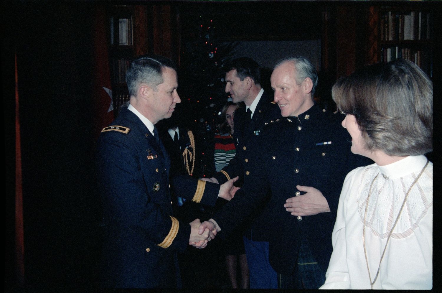 Fotografie: Weihnachtsempfang bei US-Stadtkommandant Major General John H. Mitchell in seiner Residenz in Berlin-Dahlem