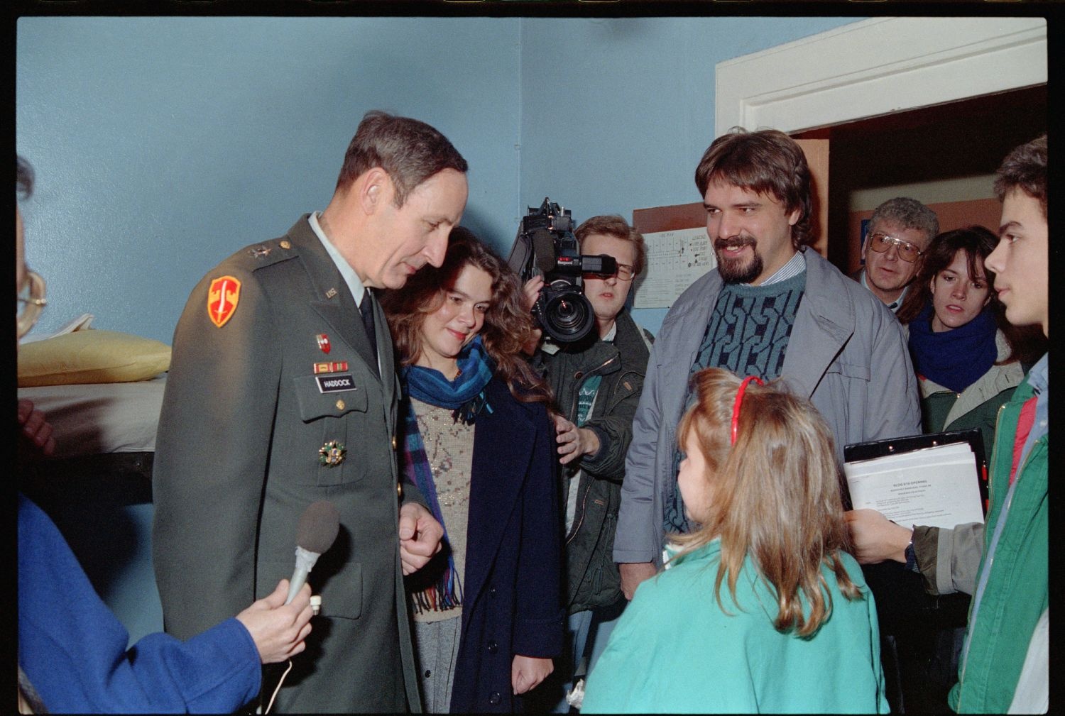 Fotografie: US-Stadtkommandant Raymond E. Haddock eröffnet eine Flüchtlingsunterkunft in den Roosevelt Barracks in Berlin-Lichterfelde