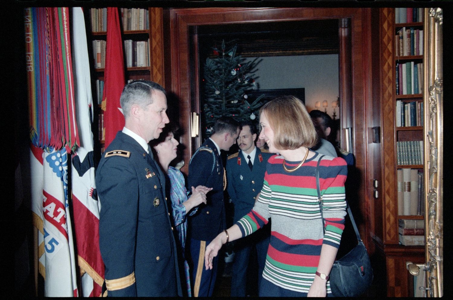 Fotografie: Weihnachtsempfang bei US-Stadtkommandant Major General John H. Mitchell in seiner Residenz in Berlin-Dahlem