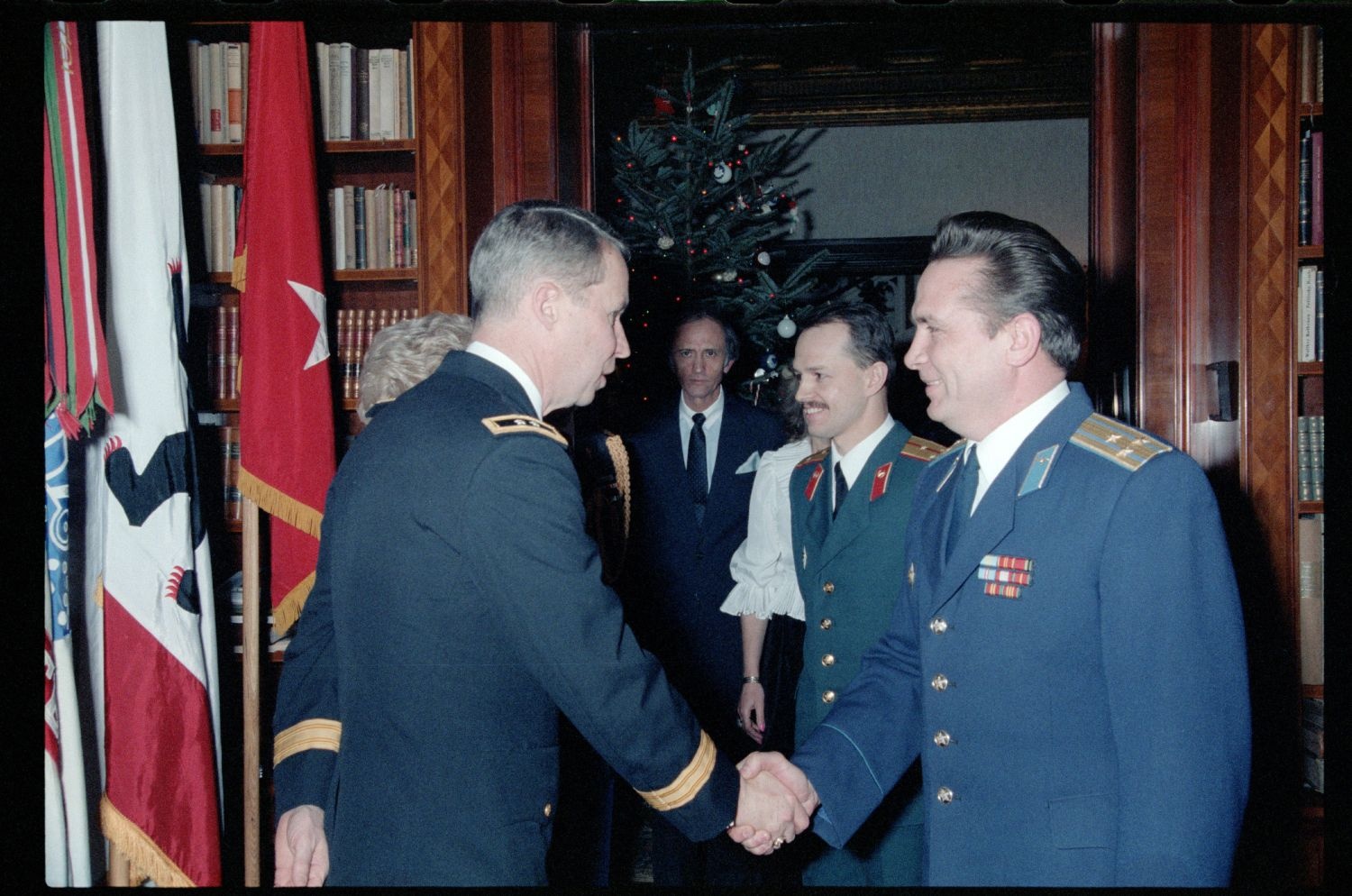 Fotografie: Weihnachtsempfang bei US-Stadtkommandant Major General John H. Mitchell in seiner Residenz in Berlin-Dahlem