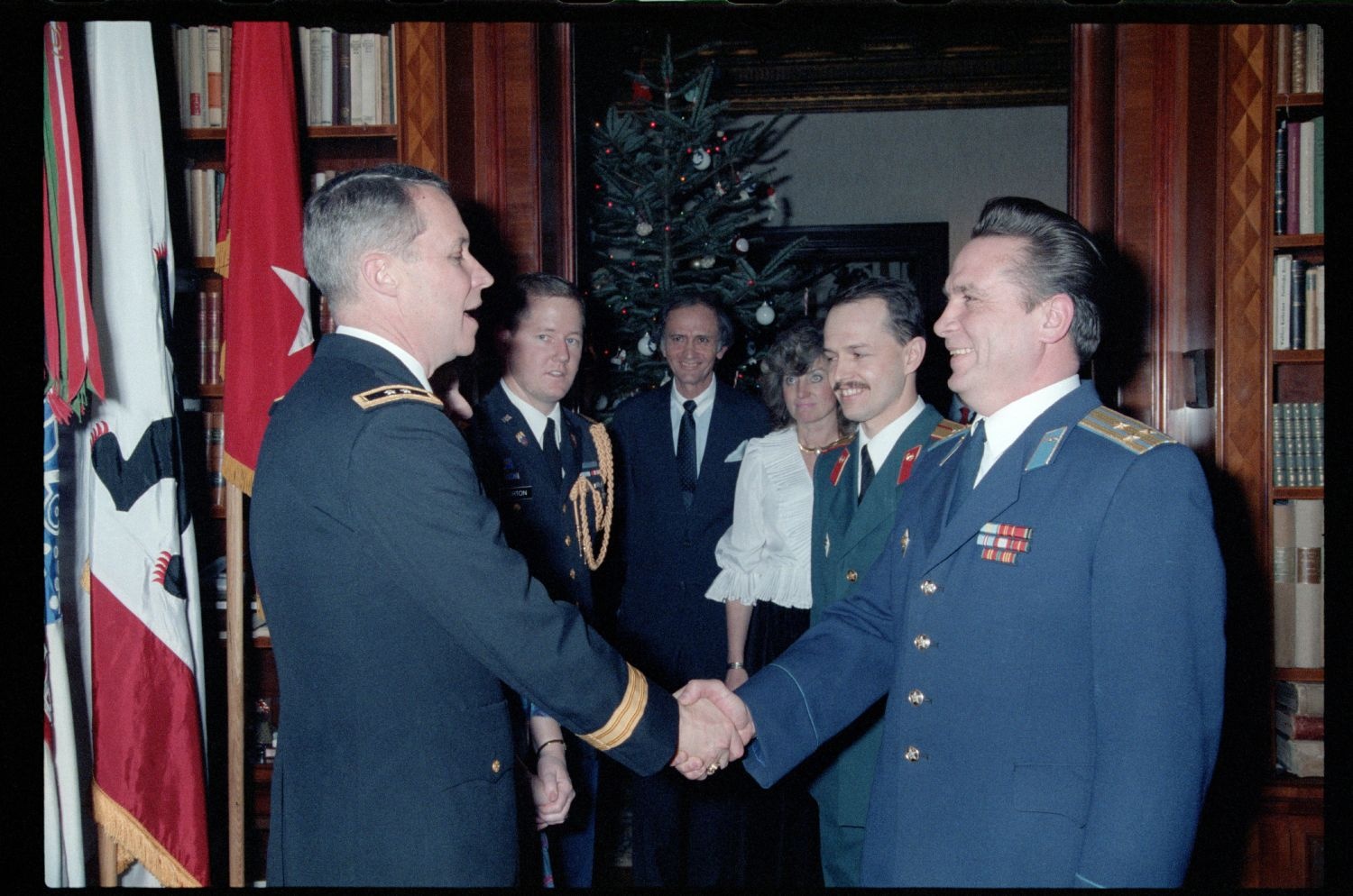 Fotografie: Weihnachtsempfang bei US-Stadtkommandant Major General John H. Mitchell in seiner Residenz in Berlin-Dahlem