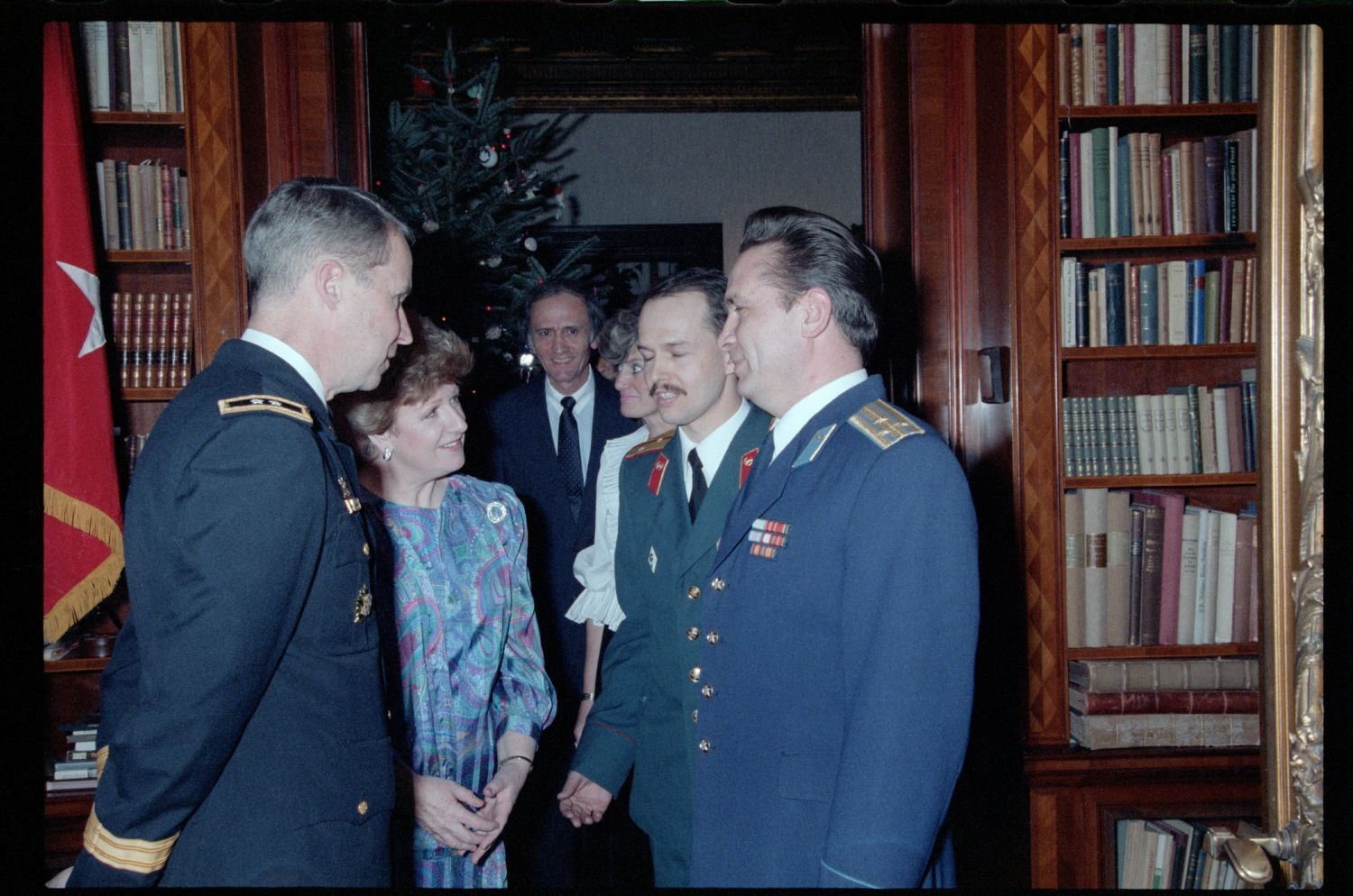 Fotografie: Weihnachtsempfang bei US-Stadtkommandant Major General John H. Mitchell in seiner Residenz in Berlin-Dahlem