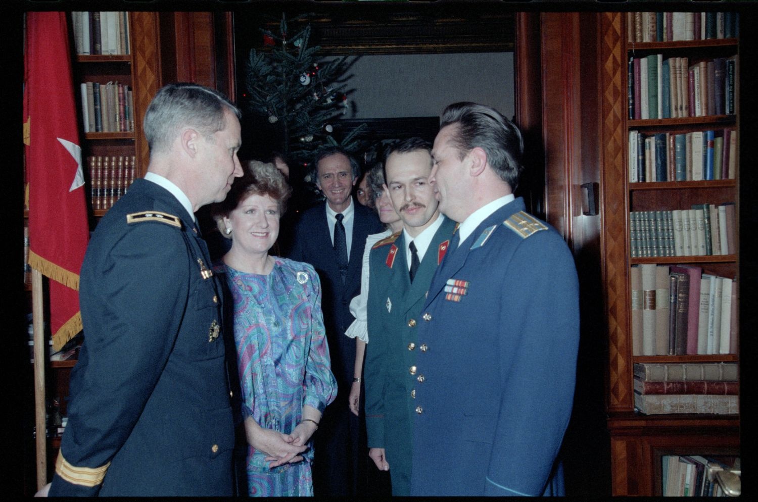 Fotografie: Weihnachtsempfang bei US-Stadtkommandant Major General John H. Mitchell in seiner Residenz in Berlin-Dahlem