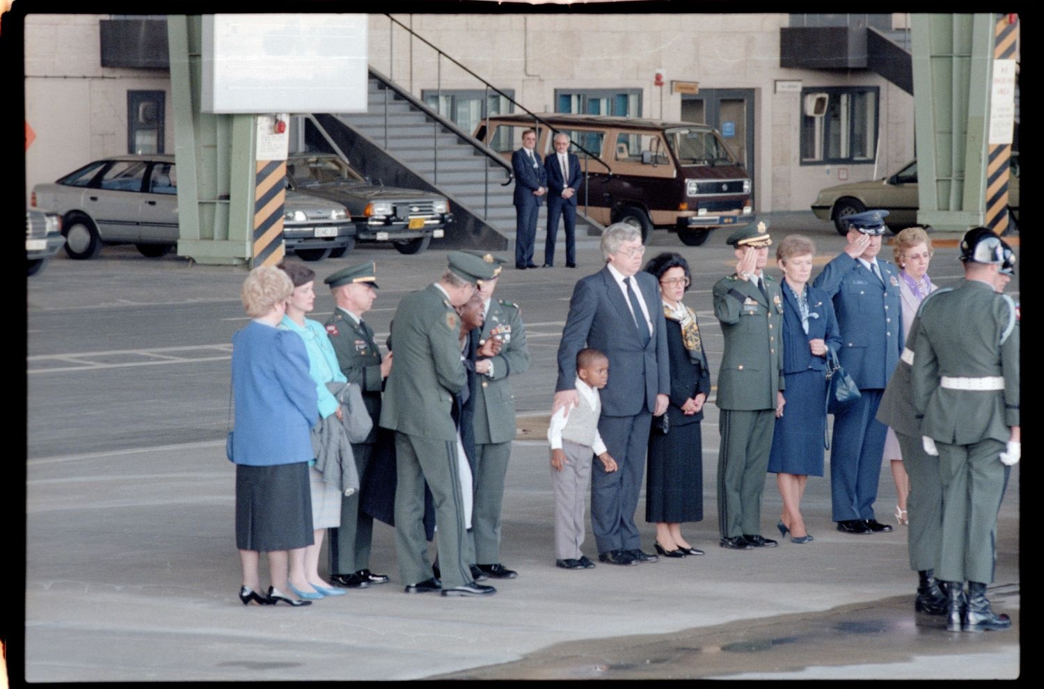 Fotografie: Offizieller Akt zur Überführung der sterblichen Überreste von Staff Sergeant James E. Goins auf dem Flughafen Berlin-Tempelhof